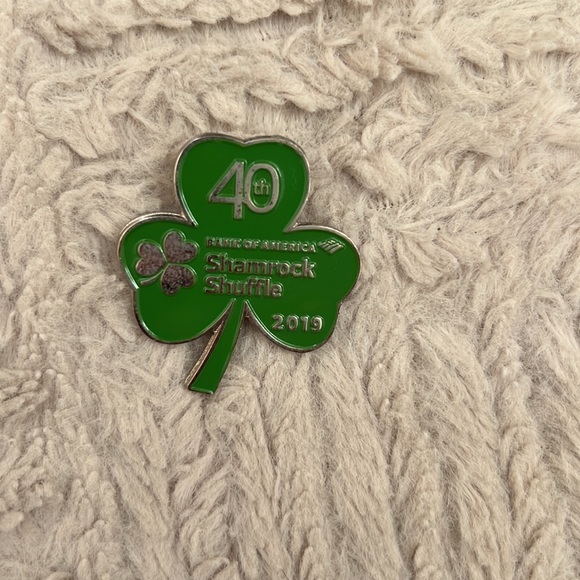 Shamrock Shuffle Bank of America shamrock pin - Picture 12 of 13
